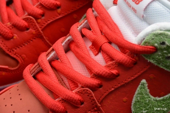 low"strawberry SB Nike Dunk cough" CW7093-601 0730